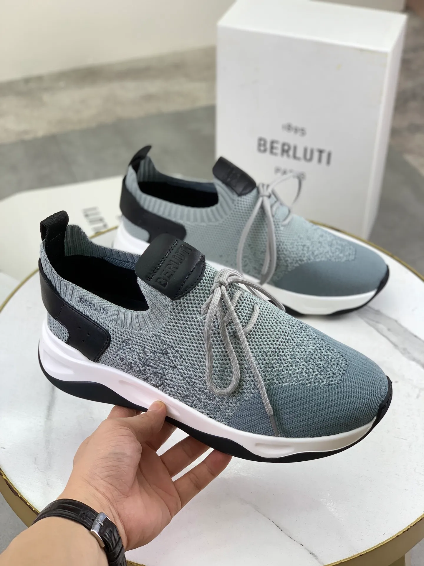 Factory price P680 💰Top purchasing quality💎💎Berlut* France's top men's shoes, the Berluti brand broke the rules in its debut and launched a new Edge shoe last. This model is hand-crafted with exquisite and fashionable fly-woven cowhide, a water-dyed cowhide lining, and an original color-blocked lightweight and wear-resistant rubber sole. This bold improvement of the iconic shoe last is of great significance to the creative work of its unique shape and edge width. On Alessandro shoes, this sharp-edged silhouette is made more see-through through Kris' bold and professional new Cloudy dyeing, making it classic and fashionable! Size: 39-45 (38 and 46 sizes can be customized)